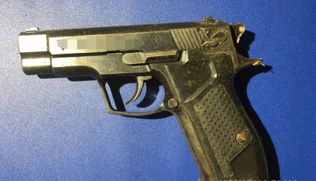 На Закарпатті під час уроку учень вистрілив в однокласника