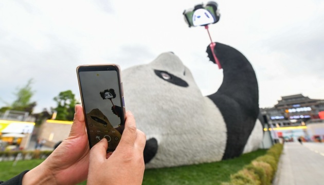 У Китаї з'явилася гігантська панда, що робить селфі