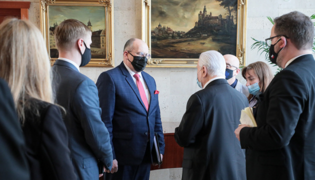 El ministro de Exteriores polaco analiza la situación en el este de Ucrania con Kravchuk y Reznikov