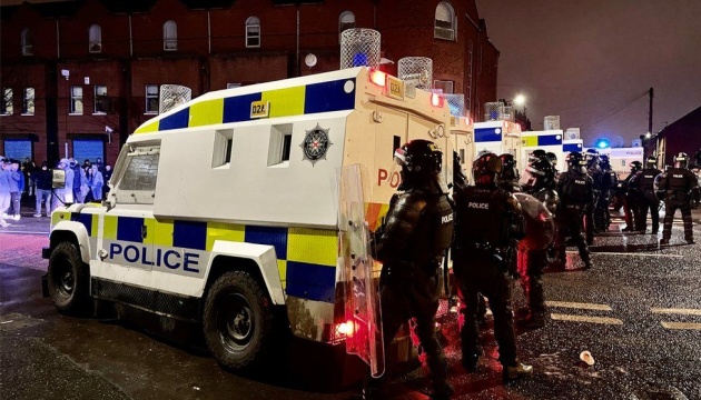 У Північній Ірландії поліція розганяла протестувальників водометами 