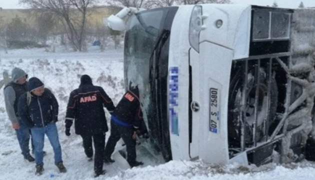 Через ожеледицю в Туреччині перекинулися два туристичні автобуси