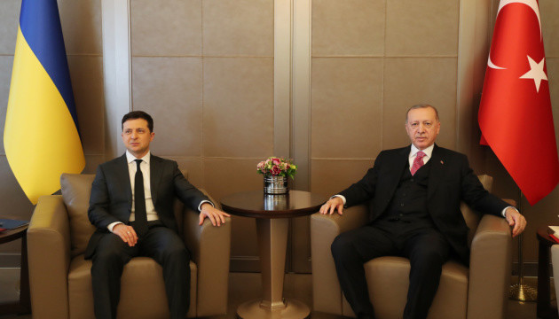 Zelensky y Erdoğan discuten la situación de los presos políticos de Crimea y el TLC