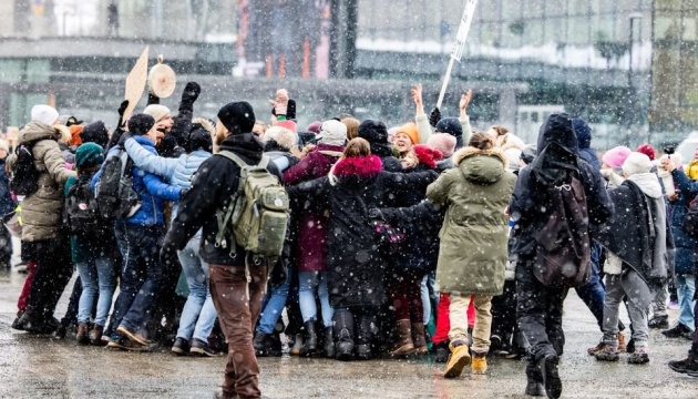 Європою прокотилася хвиля протестів через карантин, десятки людей заарештували