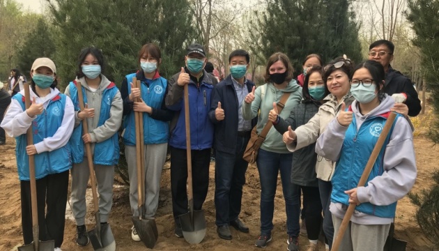 У Китаї посольство України долучилося до «Озеленення планети»