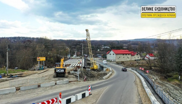 На Прикарпатье ремонтируют мосты на трассе Татаров - Каменец-Подольский На Прикарпатье ремонтируют мосты на трассе Татаров - Каменец-Подольский