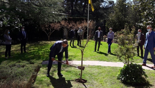 La Embajada de Ucrania en España se suma a la campaña “Ecologización del planeta”