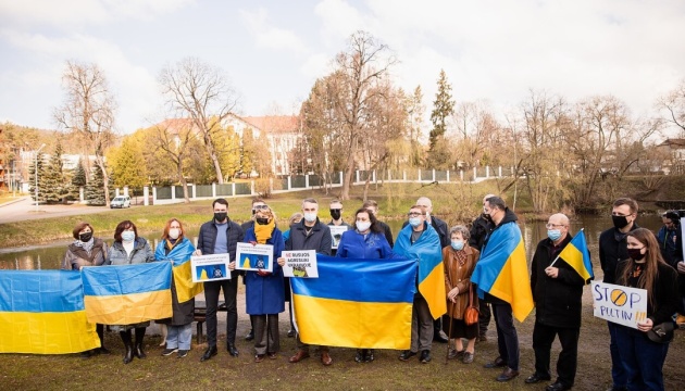 У Вільнюсі навпроти посольства РФ відбулася акція на підтримку України