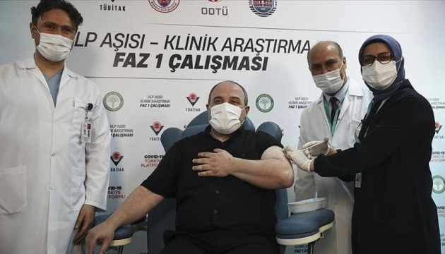 Турецький міністр став добровольцем у випробуванні COVID-вакцини