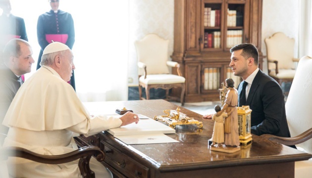 Zelensky agradece al papa Francisco por rezar por Ucrania
