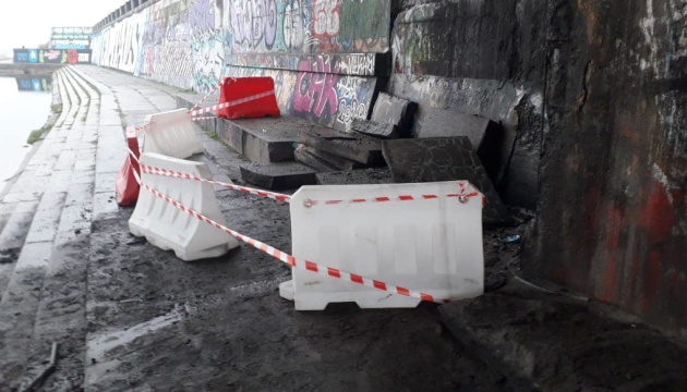 Постраждала набережна, а не Міст Метро: у Київавтодорі пояснили, де сталося обвалення