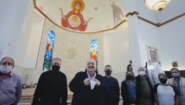 У Бразилії мер міста відвідав церкву, яку розписує український художник