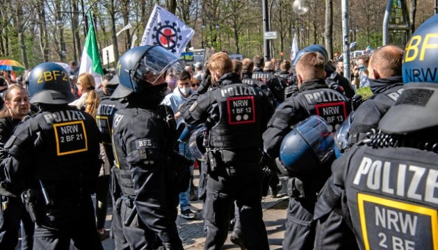 Під Бундестаг вийшли тисячі людей на «карантинний» протест