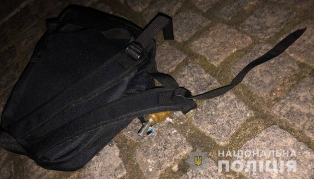 Невідомий закинув вибухівку на територію котеджного містечка в Одесі, відкрили справу
