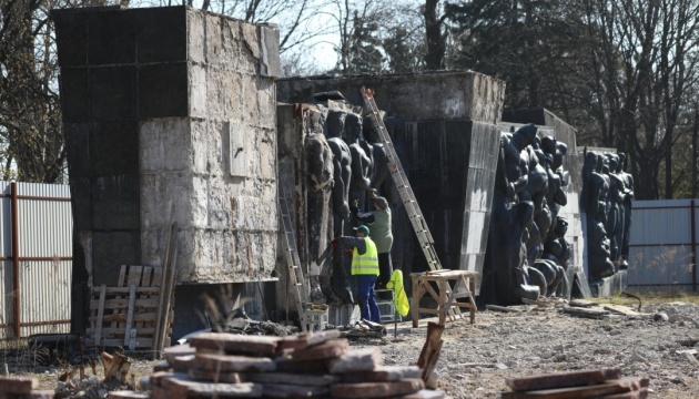 У Львові демонтують радянський монумент Слави