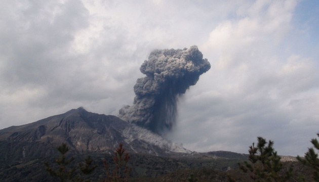 Виверження вулкана в Японії: влада розширила заборонену зону