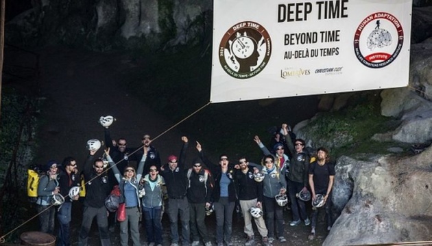 У Франції добровольці заради експерименту 40 днів сиділи у печері без телефонів і годинників