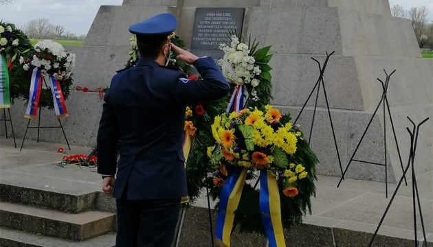 Українські дипломати у ФРН у річницю зустрічі на Ельбі вшанували пам’ять визволителів Європи