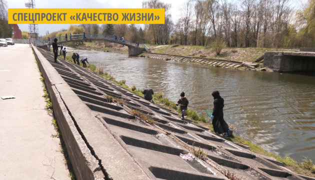 В Ривне семилетний мальчик вместе с родителями организовал толоку В Ривне семилетний мальчик вместе с родителями организовал толоку
