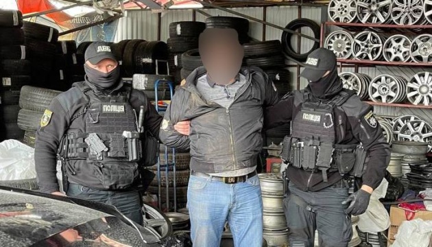 У Києві поліцейський збирав з ресторанів і клубів хабарі за «дозвіл» працювати на карантині
