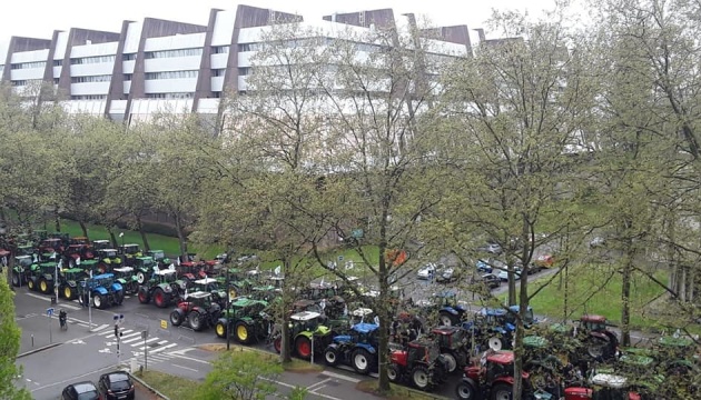 Майже 1,5 тисячі тракторів біля Європарламенту заблокували рух у Страсбурзі