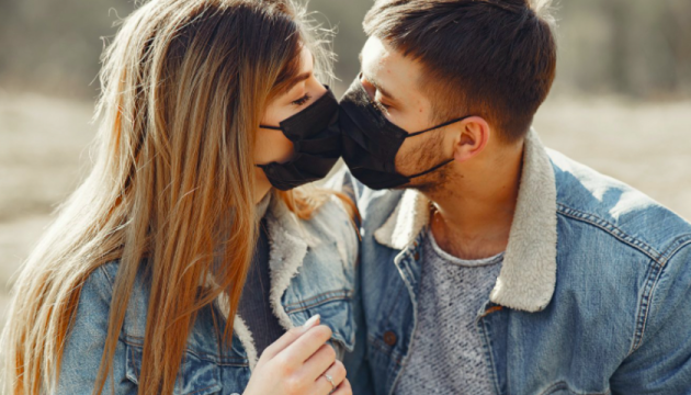 Поцілунки під час пандемії небезпечні навіть на свіжому повітрі – вірусолог
