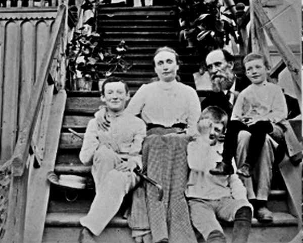 Родина Панаса Мирного на сходах власного будинку в Полтаві