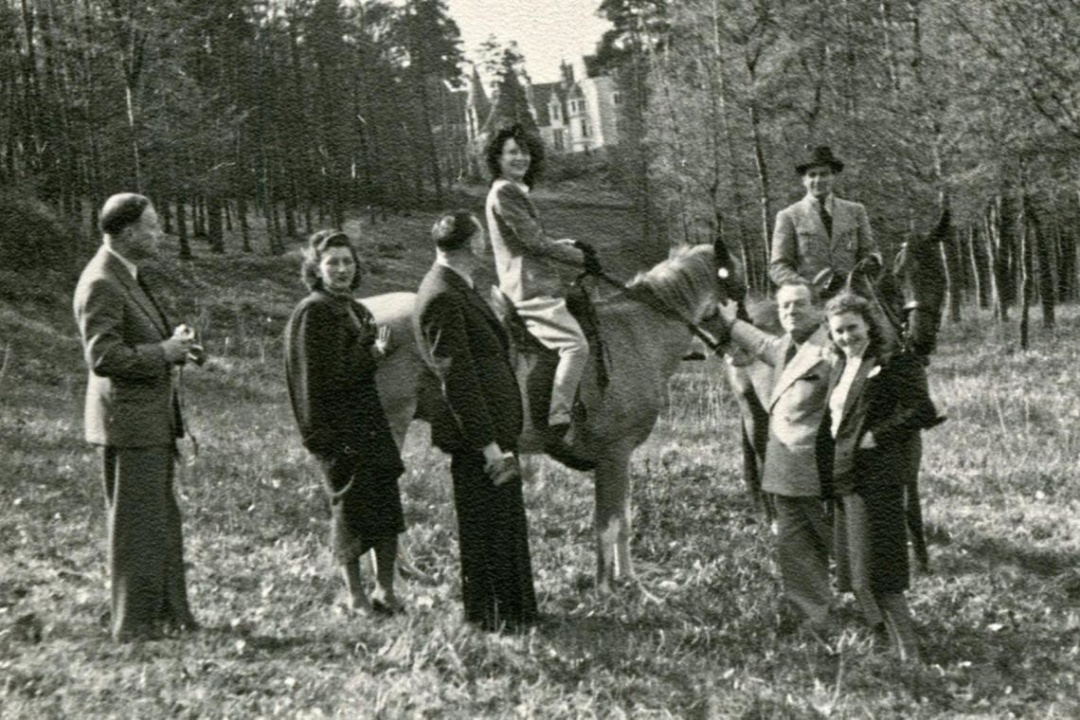 Арлетті та Ханс Зерінген (на конях)