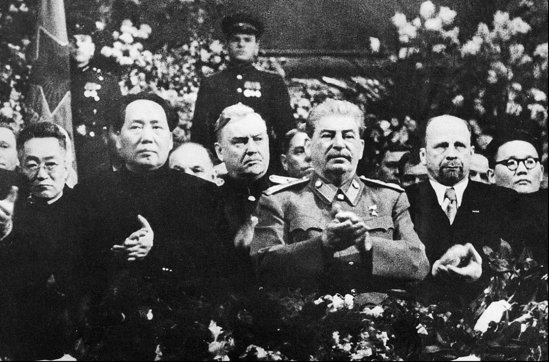 Мао Цзедун та Вальтер Ульбріхт на святкуванні 70-річчя Сталіна