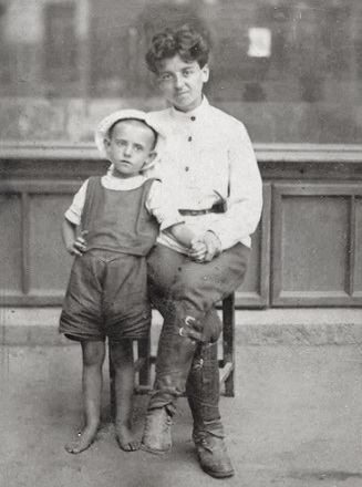Юлія Григорівна Уманцева із дочкою Любою, початок 1920-х рр.