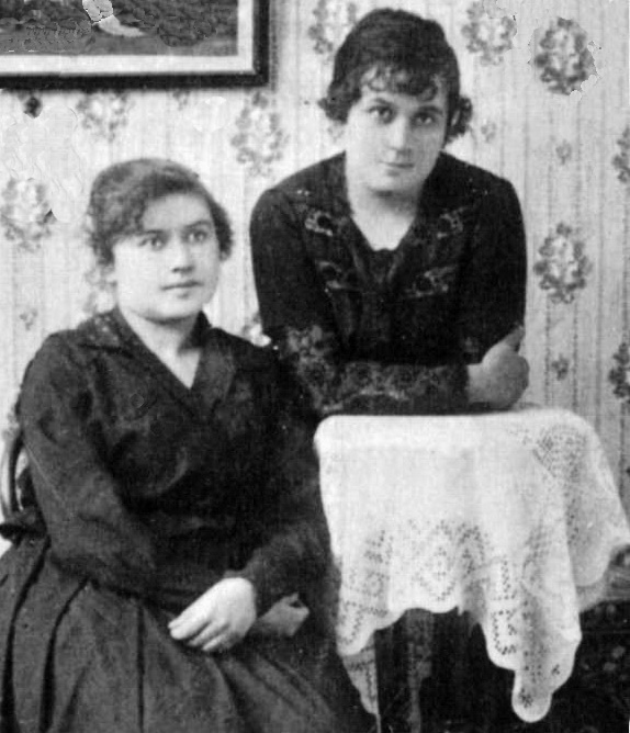 Катерина Гащенко (ліворуч, перша дружина М.Хвильового) та Людмила Фітільова (сестра М. Хвильового). Грудень 1917 р