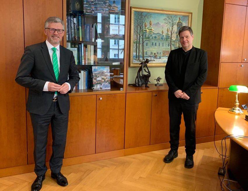 写真：メルニク大使とハーベック緑の党共同代表