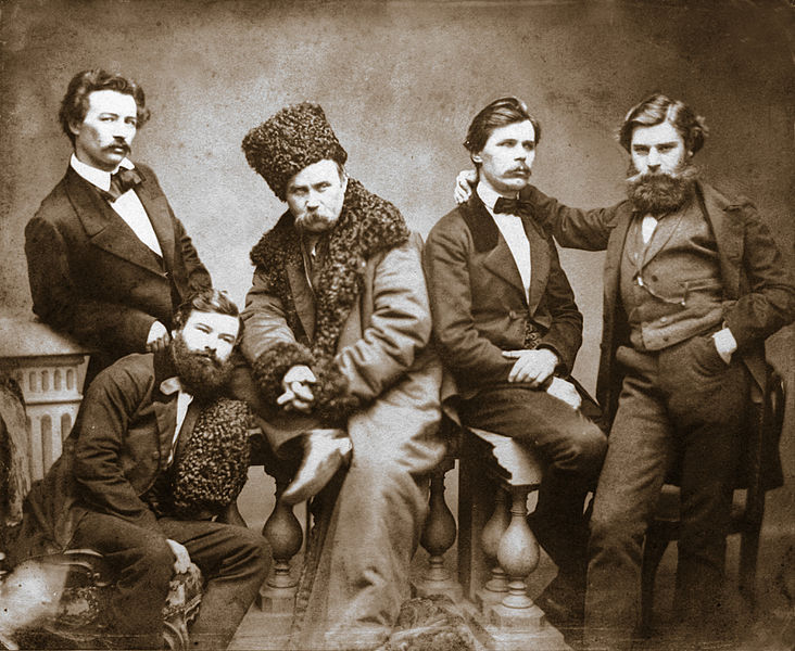 Шевченко з друзями: братами О. та М. Лазаревськими, Г. Честахівським і П. Якушкіним. Фото А. Деньєра (1859)