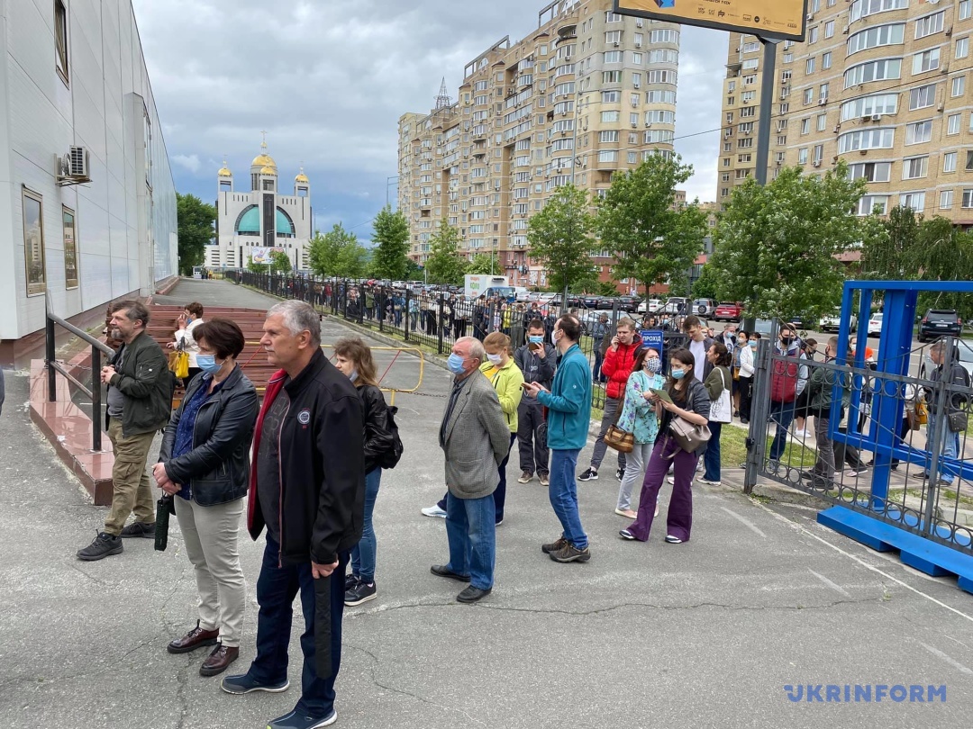 До Центру вакцинації проти COVID-19 у Києві утворилася черга