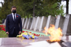ゼレンシキー大統領、G7大使とともに東部ルハンシク州で第二次大戦犠牲者追悼