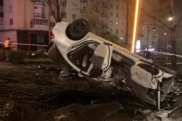 У Києві п'яний водій врізався в опору: одна людина загинула, двоє постраждалих