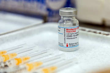 Estados Unidos envía a Ucrania 2 millones de dosis de la vacuna Moderna