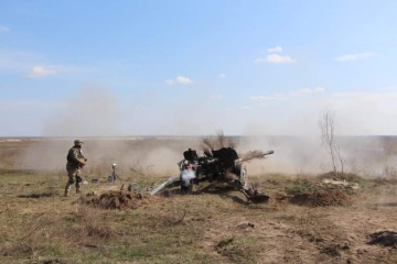 Українські військові випробовують чеські боєприпаси до гармати «Рапіра»