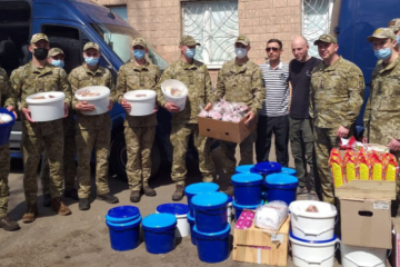Волонтери привезли бійцям на сході 15 тисяч пасок