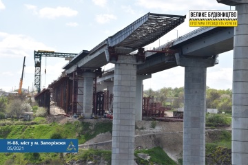 Будівництво запорізьких мостів не зупиняється попри несправність плавкрана