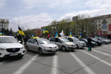 У Херсоні День пам'яті та примирення відзначили автопробігом