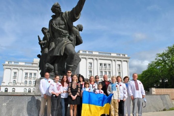 У Північній Македонії українська громада поклала квіти до пам’ятника Визволителям міста Скоп’є
