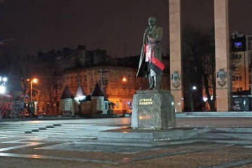 У Львові суд виніс вирок студенту, який облив фарбою пам’ятник Бандері - ЗМІ