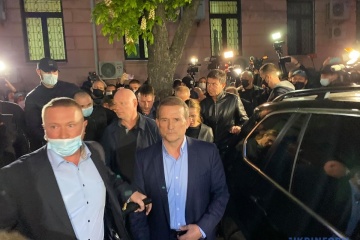 Медведчук вийшов із суду - біля його авто сталася штовханина