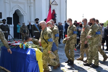 У Чернігові попрощалися з бійцем, загиблим від кулі снайпера на сході України