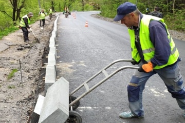 В Яремче на трасі Н-09 облаштовують пішохідні доріжки