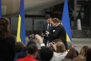 Зеленський показав журналісту своє листування з Дугарь