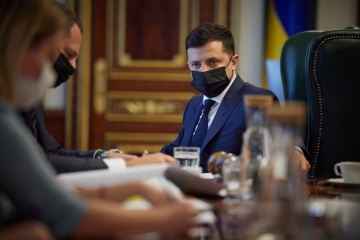 Зеленский поручил определить сроки выплаты «карантинных», больничных и декретных