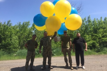 Волонтеры и военные отправили на воздушных шариках в Донецк тысячи листовок