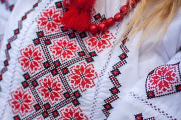 У Молдові маленьким українцям передали вишиванки