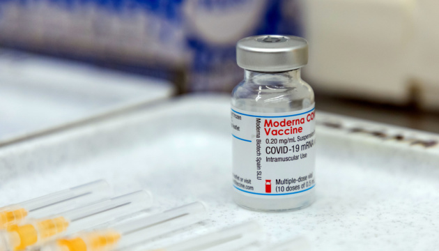 Вакцина Moderna получила полное одобрение в США